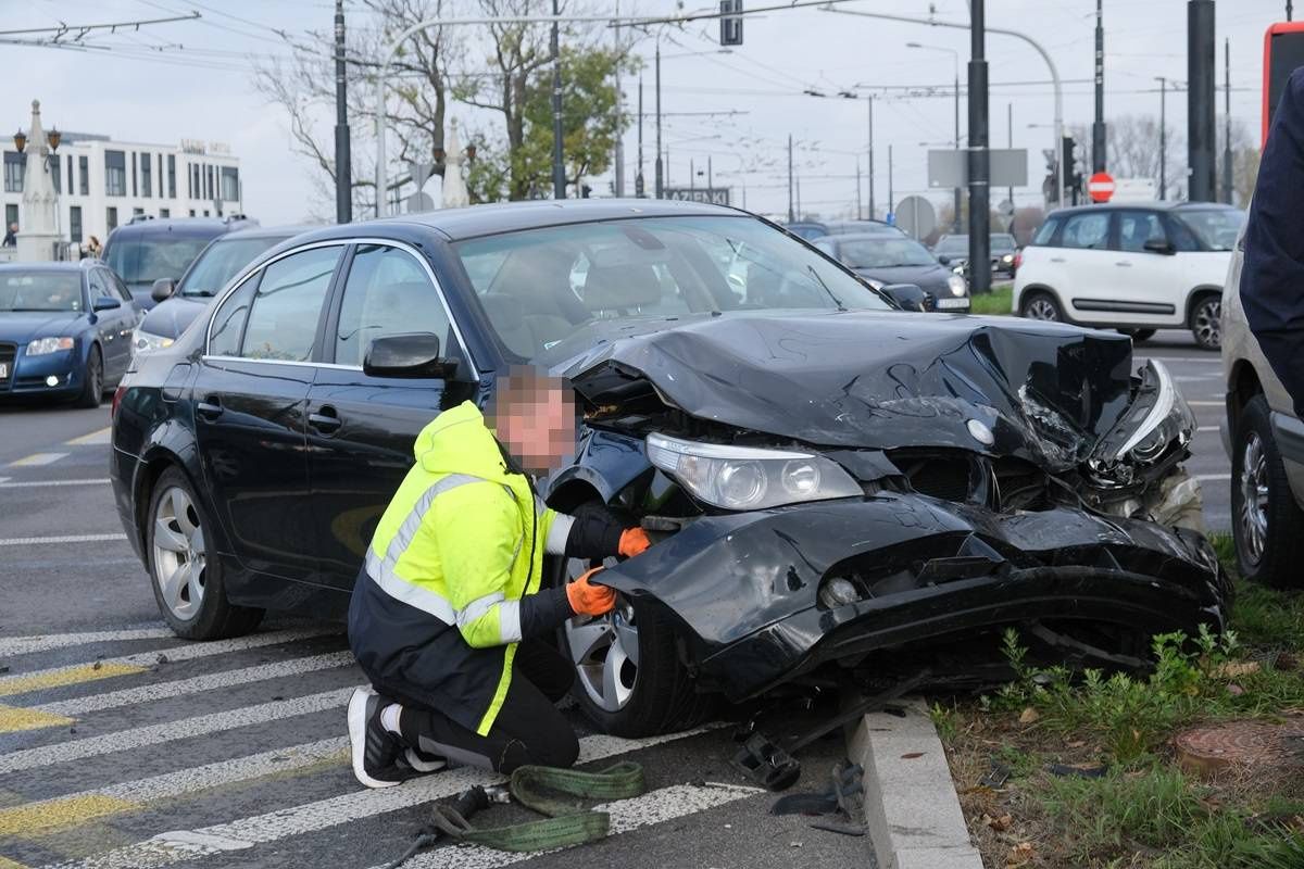 BMW uderzyło w bok chryslera na rondzie przy Gali