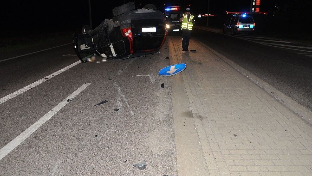 wypadek, dachowanie samochodu