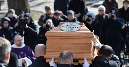 Tak wyglądał państwowy pogrzeb Antoniego Krauzego, twórcy "Smoleńska" (ZDJĘCIA)