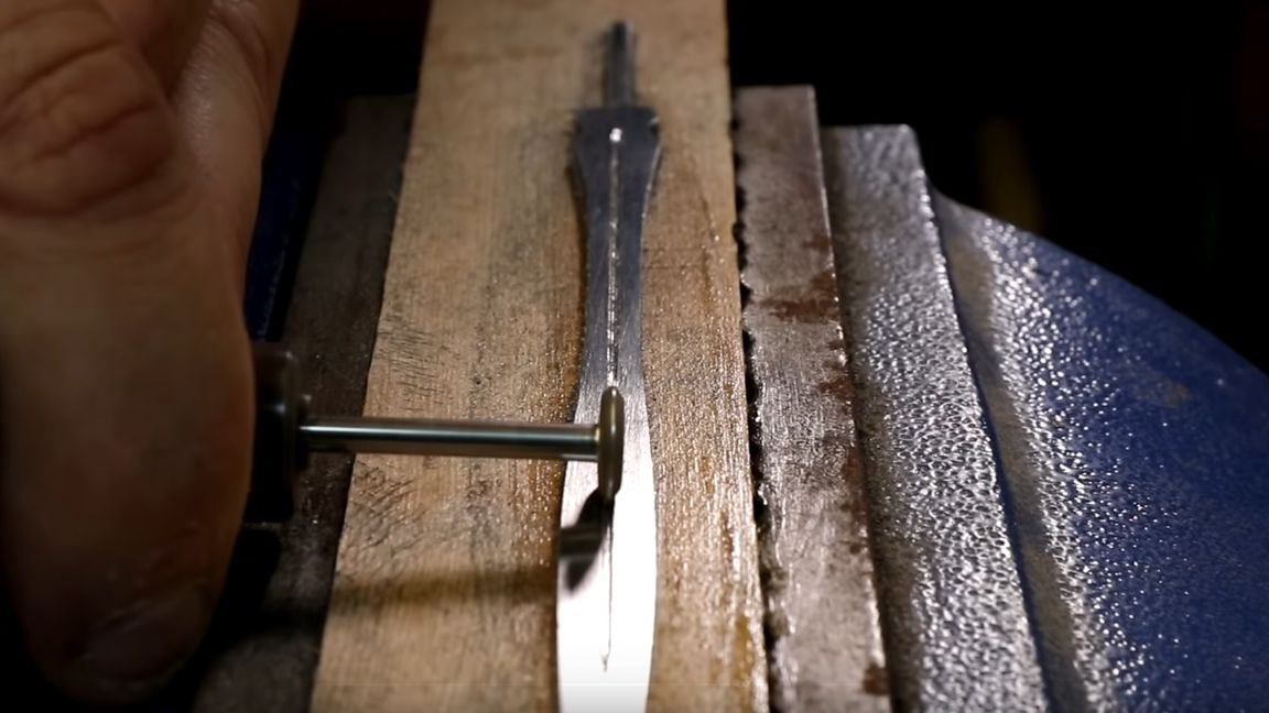 Znalazł w ziemi starego gwoździa. Przerobił go na małe dzieło sztuki 1