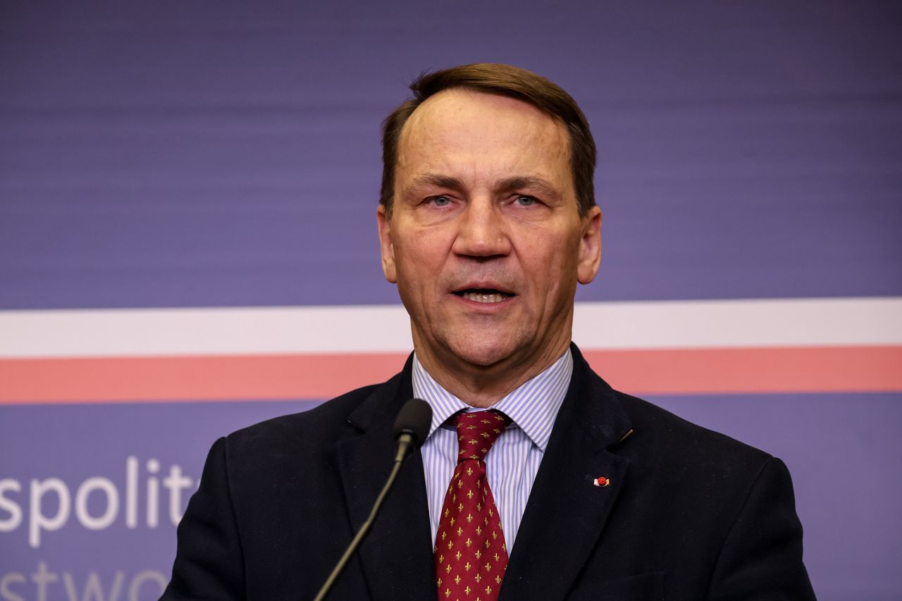 Vladimir Putin's historical justification for Ukraine invasion disputed by Radosław Sikorski