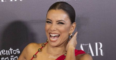 Eva Longoria postawiła na odważną kreację. Zachwyciła w czerwonej sukni z rozcięciem