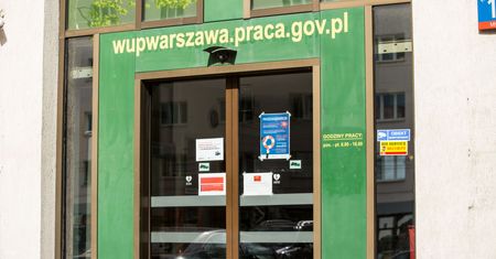 Odmrażanie gospodarki. Urzędnicy wrócą do swoich biur od 25 maja