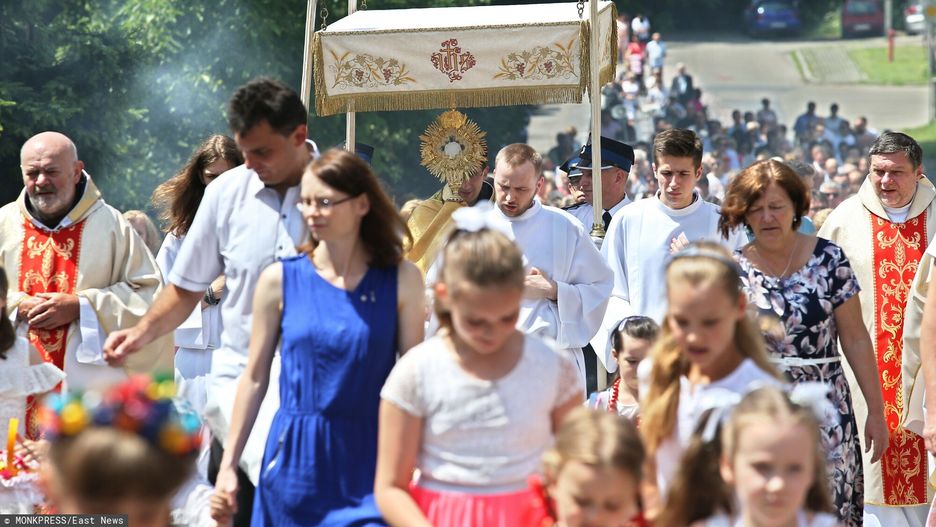 Procesja ulicami miasta w Uroczystość Najświętszego Ciała i Krwi Chrystusa