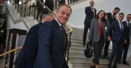 Wziął stylizacje Tuska pod lupę. "Lubi luksusowe zegarki"