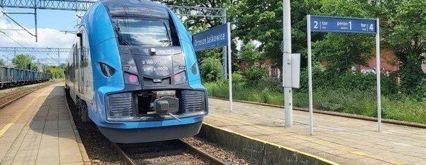 Mieszkańcy Oświęcimia z utęsknieniem czekają na połączenie kolejowe z Tychami. Mówi się o nim od ponad 10 lat. Kiedy sytuacja zaczęła się klarować, Oświęcim pominięto w planach, a jego włodarze nic o tym nie widzieli