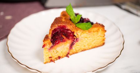 Ciasto kukurydziane ze śliwkami. Sprawdzony przepis na bezglutenowy deser