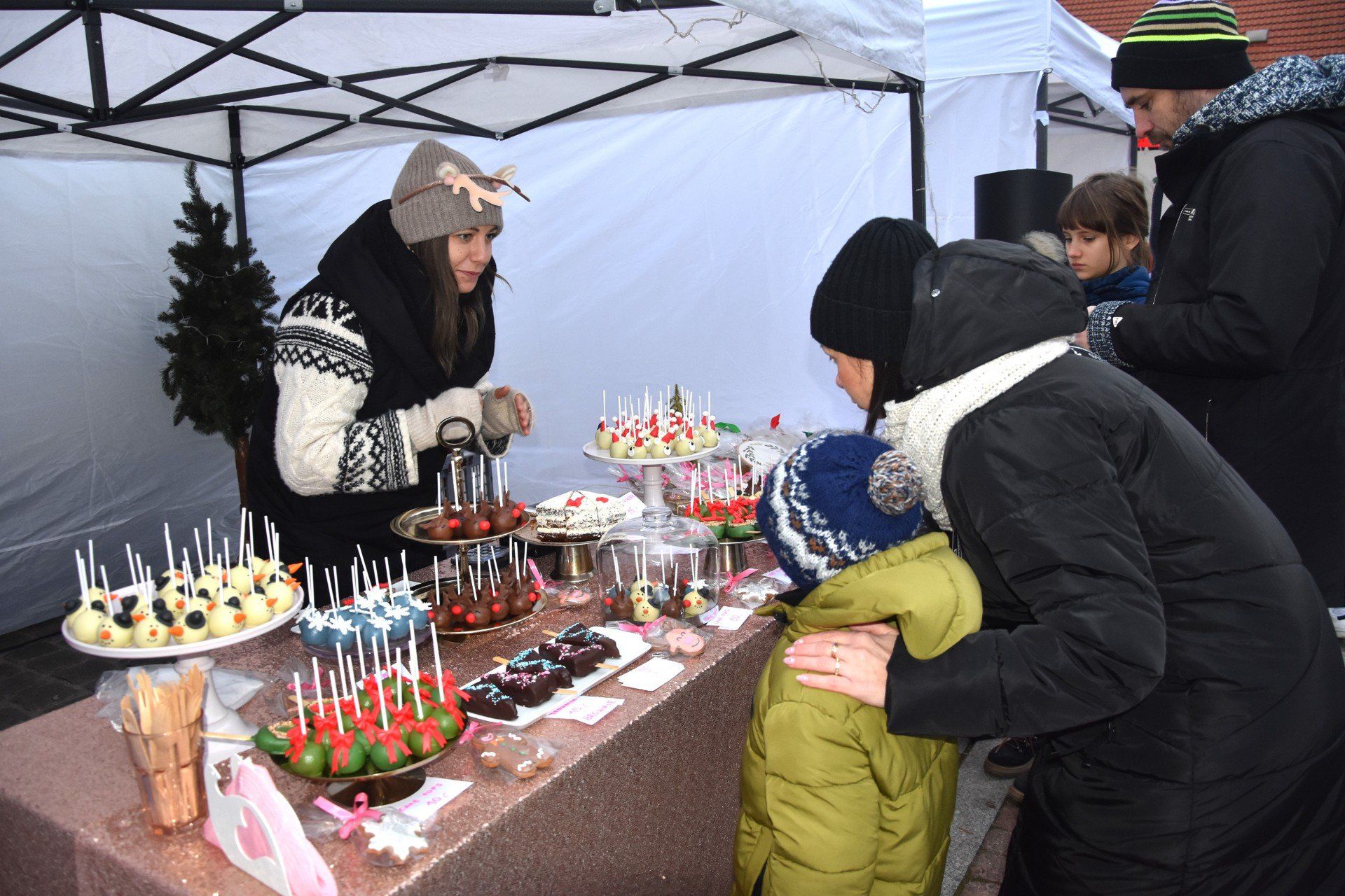W sobotę 6 grudnia wybrać się można na plac Jana Pawła II na &#34;Jarmark Świąteczny&#34;. Impreza rozpocznie się o godz. 14 i potrwa do godz. 19