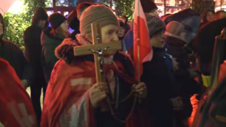 Publiczny różaniec pod restauracją 