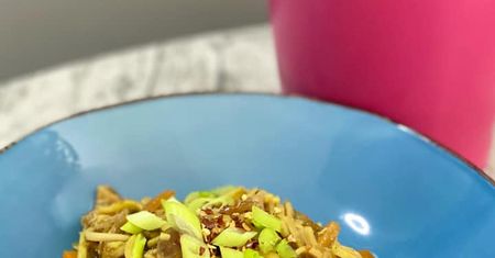 Kurczak stir-fry z warzywami. Szybki obiad w azjatyckim stylu