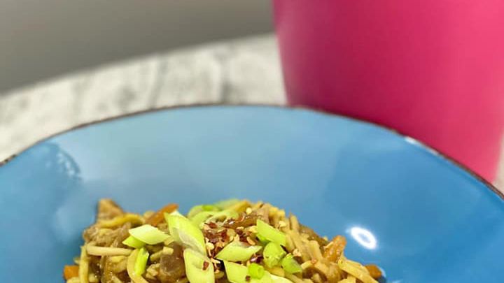 Kurczak stir-fry z warzywami. Szybki obiad w azjatyckim stylu