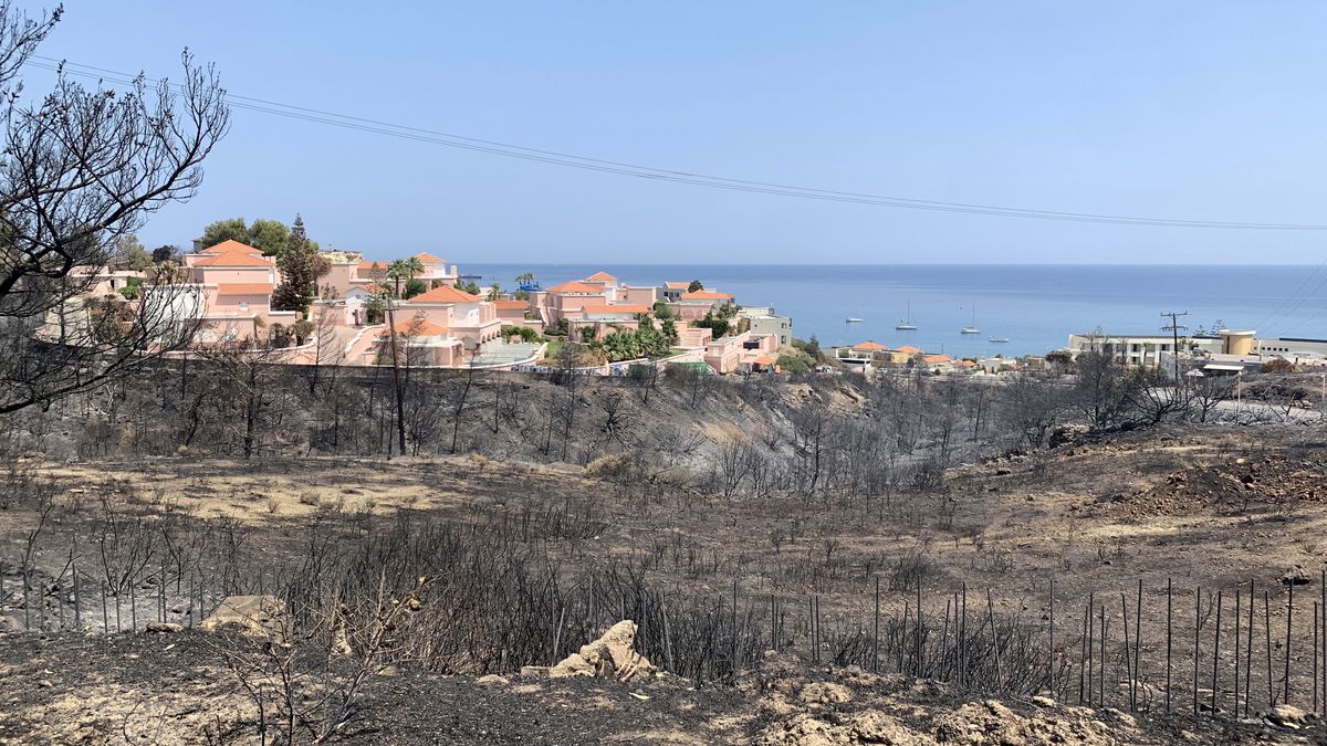 A burnt-out area due to a wildfire in Genadi village, on Rhodes island, Greece, 26 July 2023. The Fire Brigade forces are battling the rekindled fire fronts in the region of southern Rhodes assisted by hundreds of volunteers and firefighting aircraft constantly dropping water from above. The continuing fight to put out rekindled fire fronts in southern Rhodes continued as a state of emergency now including the entire island allowing the region to draw emergency funding to restore damaged property. EPA/DAMIANIDIS LEFTERIS Dostawca: PAP/EPA.