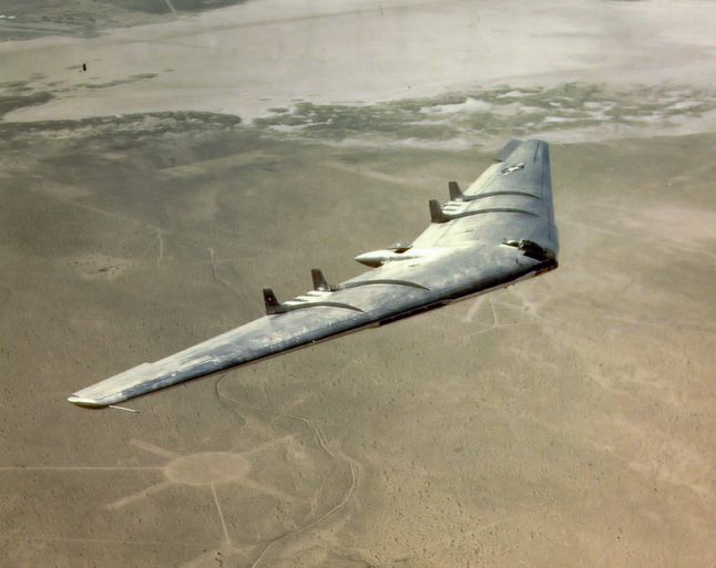 Nothrop YB-49 oblatany po raz pierwszy 21 października 1947 r. Domena publiczna