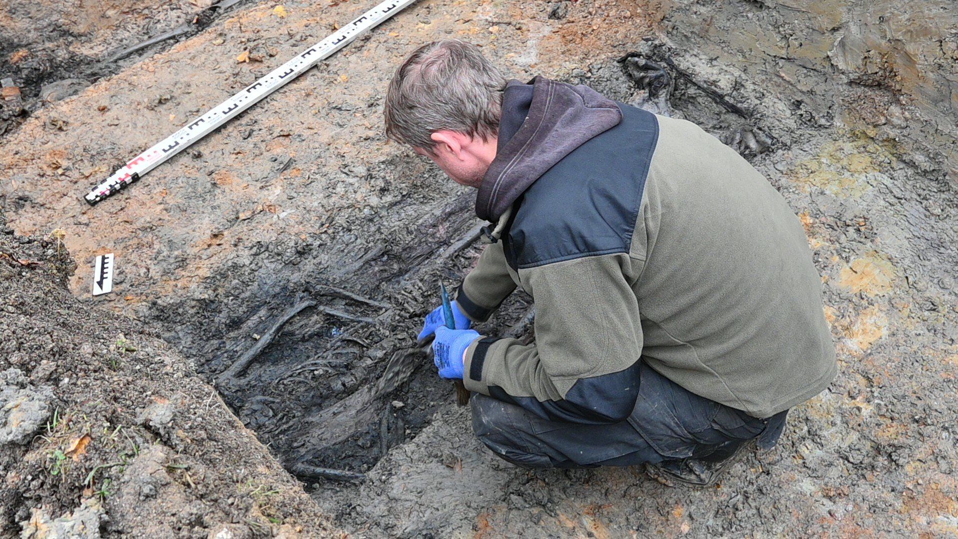 Archeolodzy z pracowni POMOST prowadzą wykopaliska powojennych mogił na terenie cmentarza komunalnego w Tomkowicach.