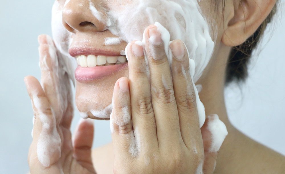 kobieta myje twarz