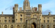 Uniwersytet w Cambridge odmieniony. Znajdujące się na nim figury otrzymały czapki Mikołaja