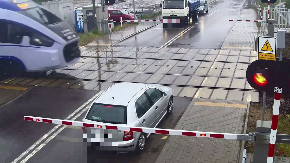 2000 zł mandatu i sporo strachu. 82-latek zignorował rogatki na przejeździe kolejowym