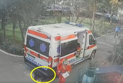 Karetka potrąciła pieszą. Medycy nie zauważyli, że leży pod pojazdem