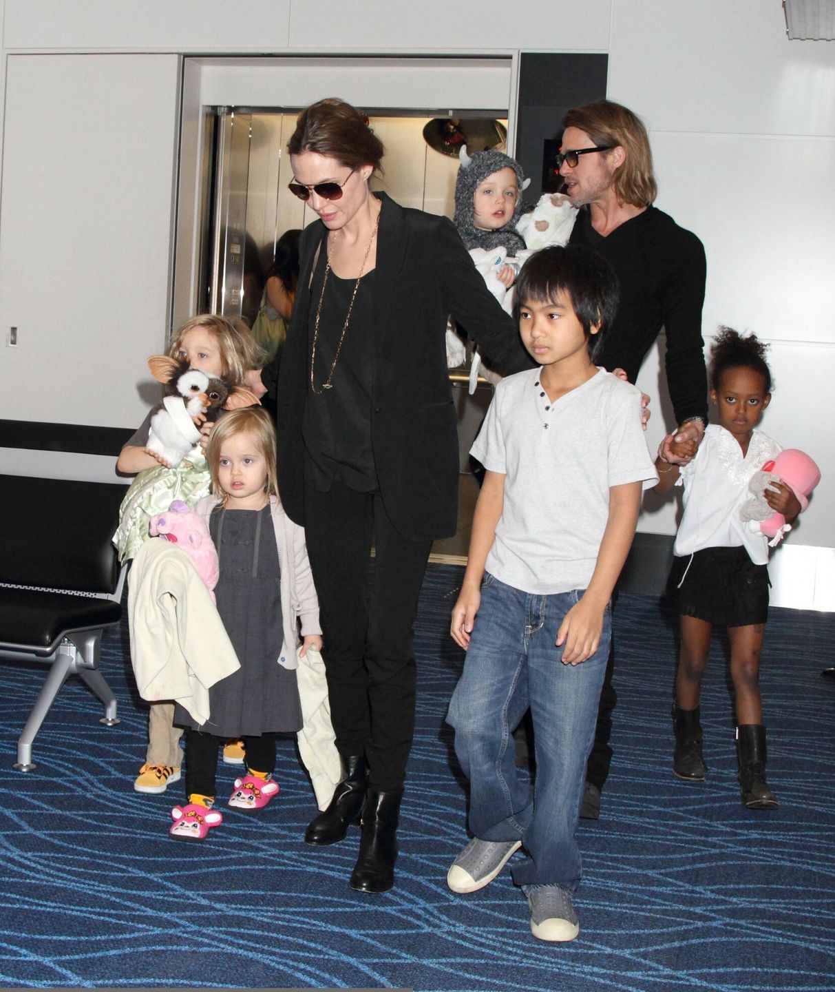 Brad Pitt i Angelina Jolie z dziećmi