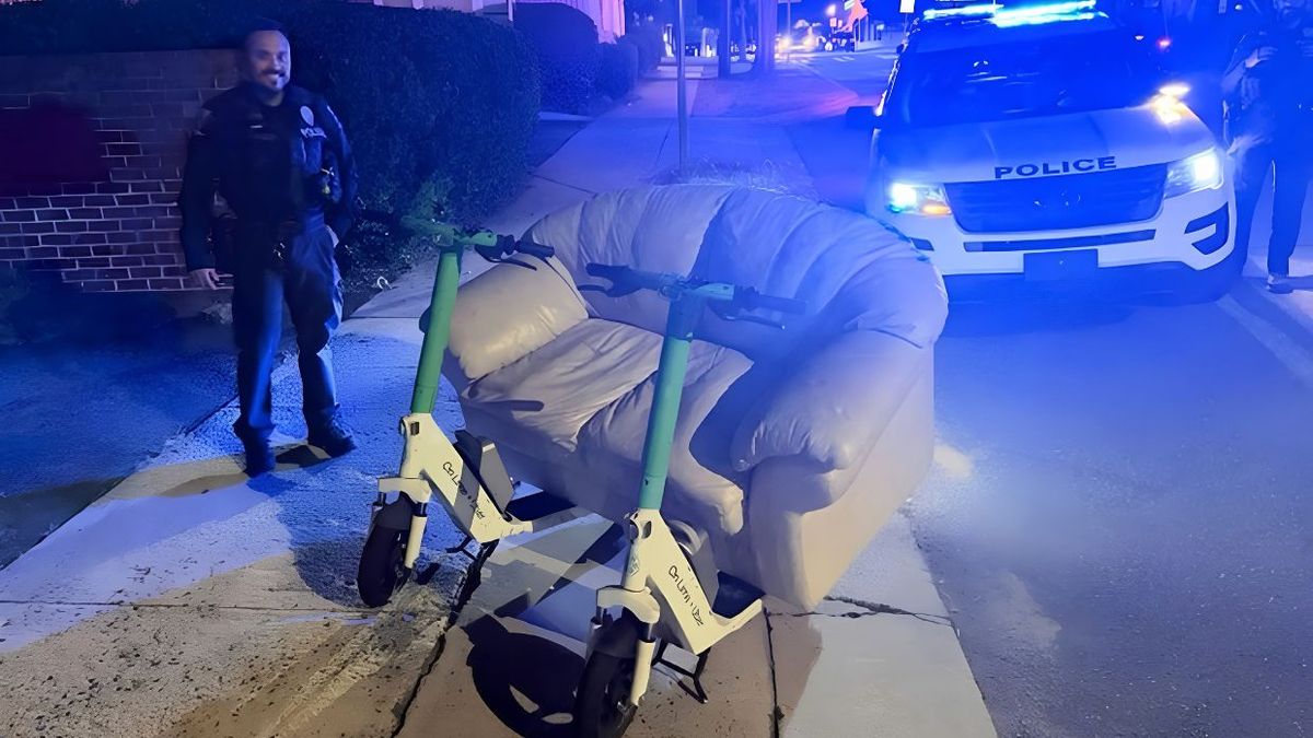 Nietypowy pojazd na ulicy w USA. Skórzana kanapa na dwóch hulajnogach