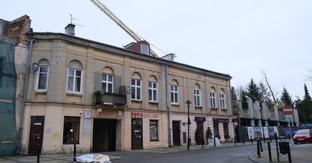 Pęknięcia na ścianach kamienicy nie spowodowały zmian konstrukcyjnych. Mieszkańcy wrócili do swoich mieszkań