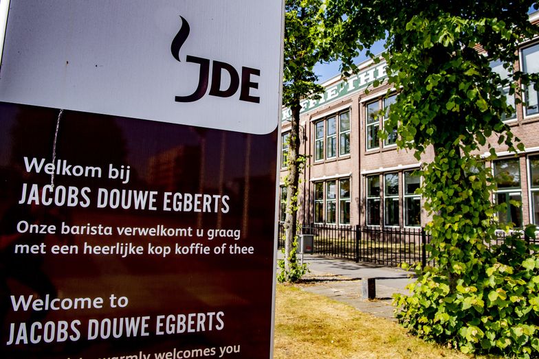 UTRECHT, NETHERLANDS - 2020/05/29: JDE sign board at the headquarters in Utrecht.
Jacobs Douwe Egbets (JDE) parent to Douwe Egberts (DE), a Dutch coffee brand has experienced a successful IPO (Initial Public Offering). (Photo by Robin Utrecht/SOPA Images/LightRocket via Getty Images)