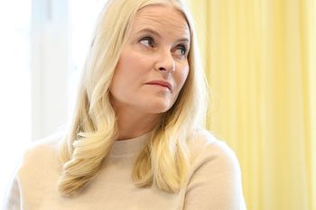 Kolacja bez Mette-Marit. Król Harald V tłumaczył nieobecność synowej