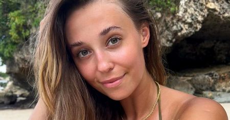 Krzan w cielistym bikini. Zdjęcie zapiera dech