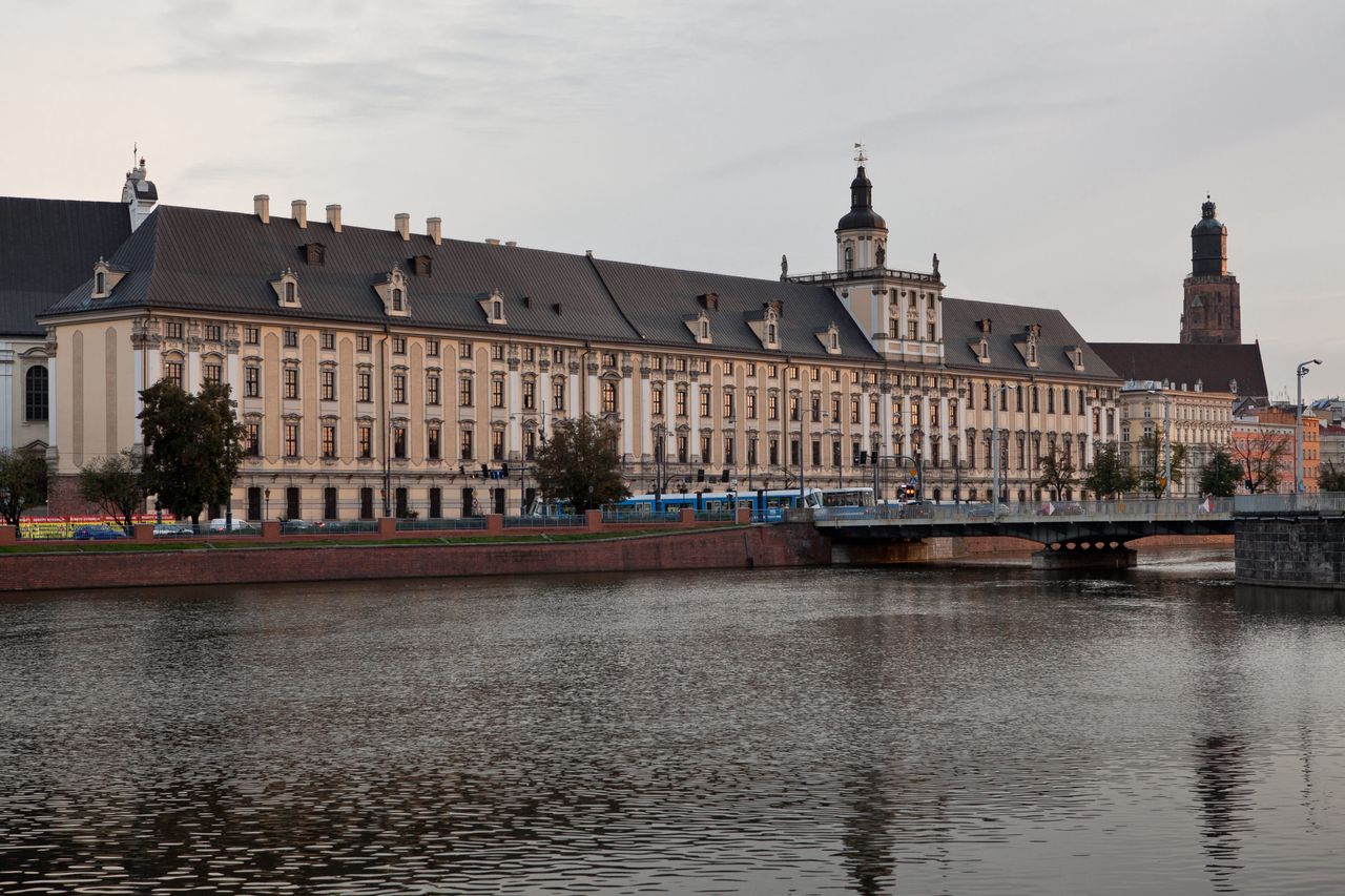 Kopalnia kryptowalut odkryta na uczelni. W piwnicy działały "koparki"