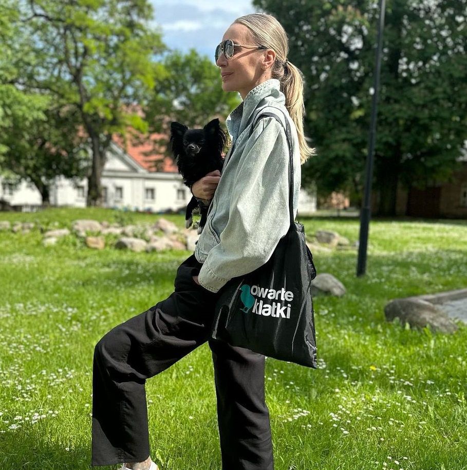 Dziennikarka postawiła na luźną stylizację w sportowym stylu / Instagram.com / aga_wozniak_starak 
