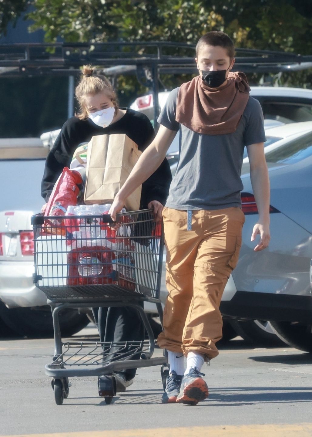 Dzieci Angeliny Jolie pomagają poszkodowanym w pożarach