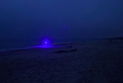 Tajemnicze światła na plaży. Mało kto wie, co oznaczają