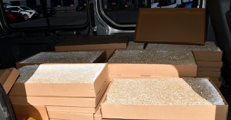 40 tysięcy nielegalnych papierosów ukrytych w pudełkach po pizzy. Policja zatrzymała 53-latka
