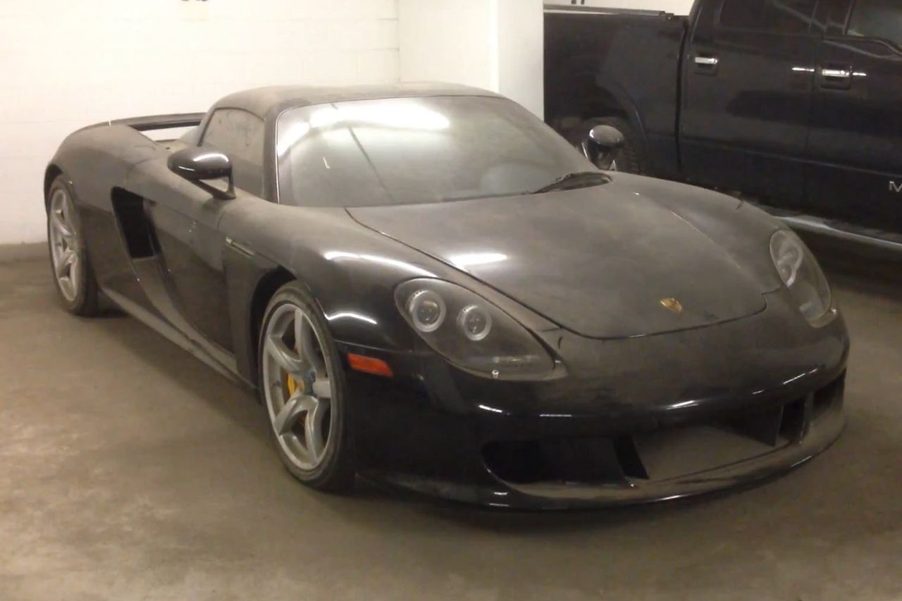 Porsche Carrera GT porzucone w garażu