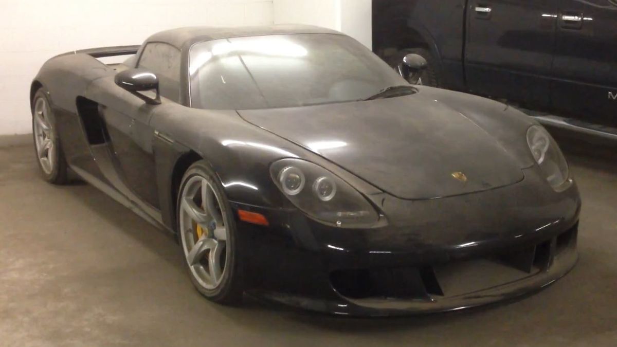Porsche Carrera GT porzucone w garażu 1