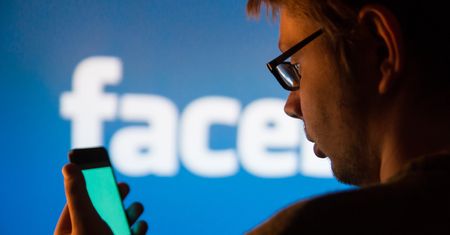 Facebook testuje nowe reklamy. Okulary przymierzymy nie wychodząc z domu