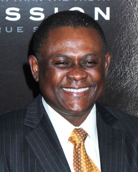 Dr Bennet Omalu ostrzega rodziców małych piłkarzy przed "wstrząsem". Odbijanie piłki głową może mieć opłakane skutki