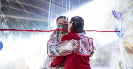 Brazylia. "Hug tunnel" umożliwia bliskim spotkania z seniorami