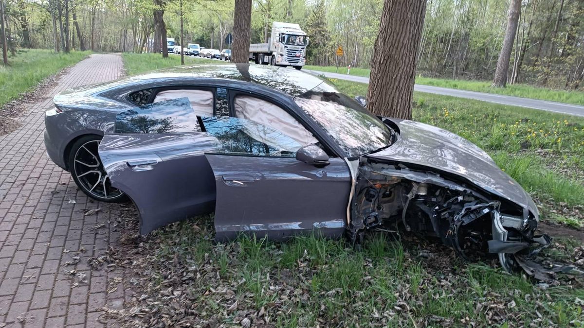 Porsche rozbite w wypadku pod Człuchowem. Nie ma ofiar 