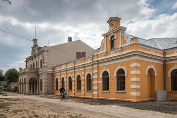 Historyczny dworzec w Aleksandrowie Kujawskim z szansą na drugie życie. Miasto podpisało umowę z Grupą Arche