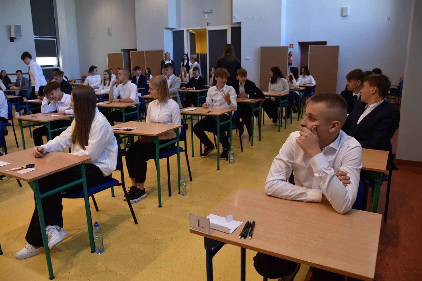 Uczniowie Szkoły Podstawowej nr 24 im. Jana Pawła II tuż przed rozpoczęciem egzaminu z języka polskiego