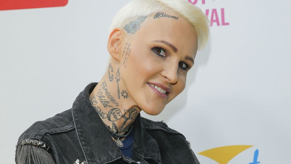 damskie, kobieta, portret, Top of the Top Sopot Festival 2022 - #Zawsze razem, tatuaż na szyi