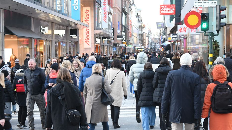 STOCKHOLM, SWEDEN- FEBRUARY 5: People walk in crowds in Stockholm, Sweden on February 5, 2022. Public Health Agency of Sweden lifts all Covid-19 restrictions and as a result of that, the Covid-19 testing is ended in Stockholm in Sweden by February 9. (Photo by Atila Altuntas/Anadolu Agency via Getty Images)