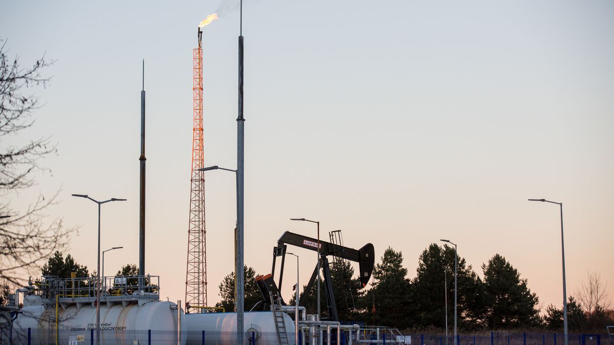 LAKIE, POLAND - 2021/12/25: General view of an oil extraction area with Lufkin Industries pump unit located in Lakie, Lubusz Voivodeship. The flare was caused by burning off natural gas produced along with the oil. PGNiG (Poland's national oil and gas company) will spend 10.8 billion PLN on new investment in 2022 as they plan to produce 0.677 million tones of oil. (Photo by Karol Serewis/SOPA Images/LightRocket via Getty Images)