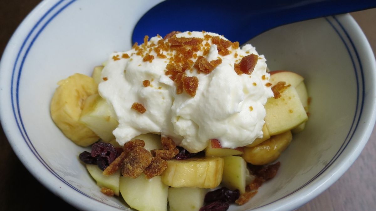 Jogurt grecki idealnie sprawdzi się jako dodatek do śniadania