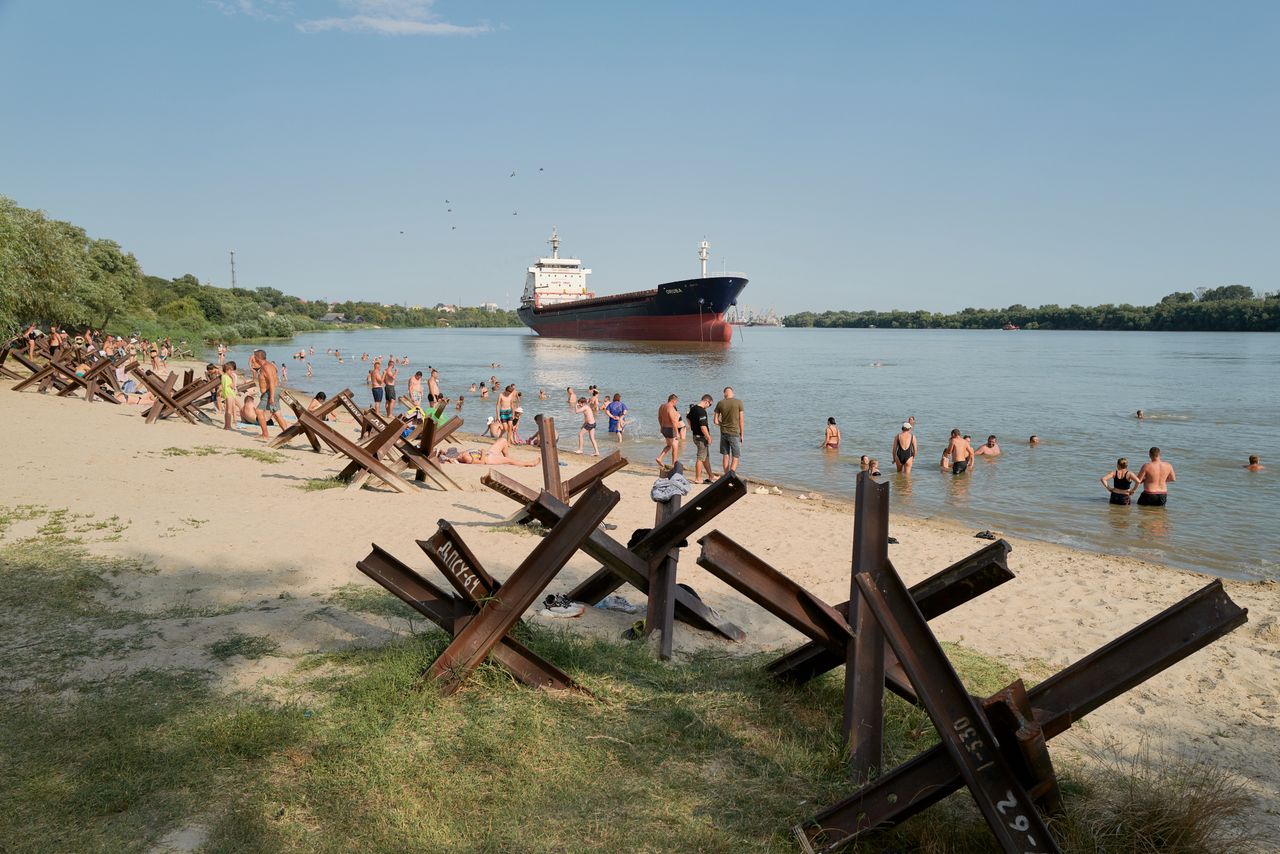 Statek na Dunaju w pobliżu portu w Izmaile, 20 sierpnia 2023 roku