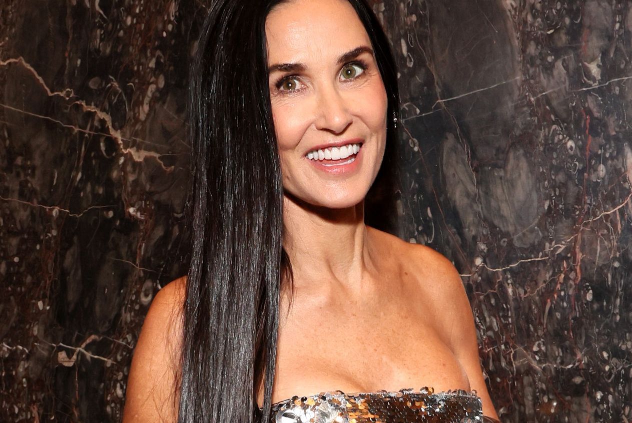 60-letnia Demi Moore zachwyca! Podkreśliła figurę, pozując na czerwonym dywanie (FOTO)