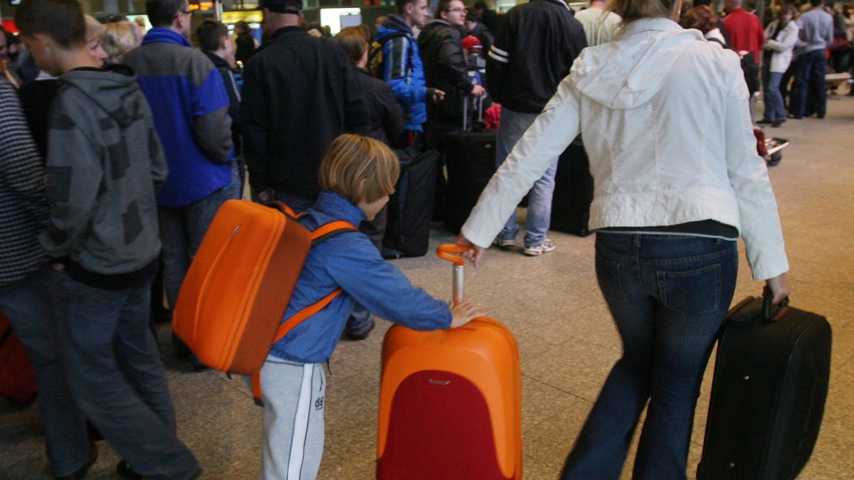 Najnowszy sondaż. Czy Polacy chcieliby wyjechać na stałe z kraju? 