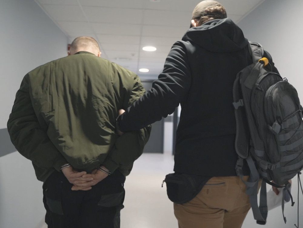 Zatrzymani w sprawie pożaru przy ulicy Kłobuckiej w Warszawie przy areszcie śledczym.