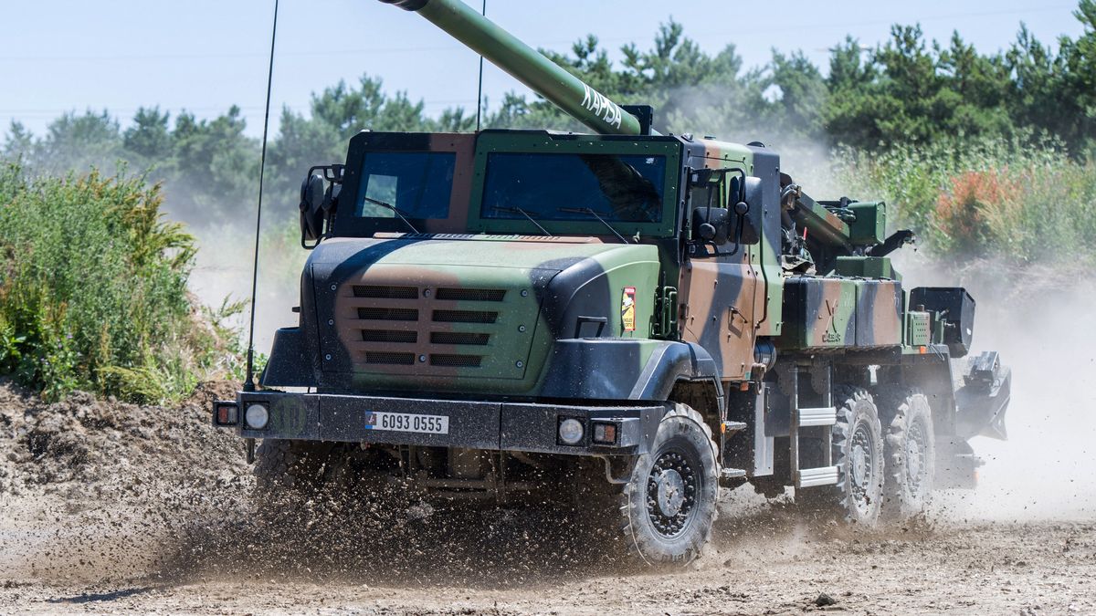Na zdjęciu armatohaubica Cezar, której producentem jest uczestnicząca w spotkaniu z Macronem firma KNDS